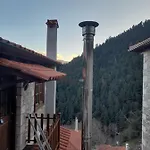 Апартаменты Maisonette Korfes-δύο αυτόνομοι όροφοι πέτρινης βίλας Карпенисион