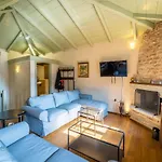 Maisonette Korfes-δύο αυτόνομοι όροφοι πέτρινης βίλας Карпенисион