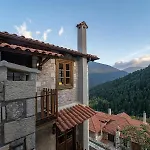 Maisonette Korfes-δύο αυτόνομοι όροφοι πέτρινης βίλας Карпенисион