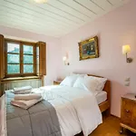 Maisonette Korfes-δύο αυτόνομοι όροφοι πέτρινης βίλας Апартаменты Карпенисион