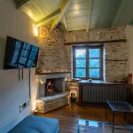 Maisonette Korfes-δύο αυτόνομοι όροφοι πέτρινης βίλας *