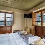 Maisonette Korfes-δύο αυτόνομοι όροφοι πέτρινης βίλας
