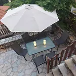 Maisonette Korfes-δύο αυτόνομοι όροφοι πέτρινης βίλας Апартаменты Карпенисион