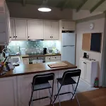 Maisonette Korfes-δύο αυτόνομοι όροφοι πέτρινης βίλας * Карпенисион