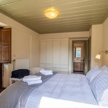 Maisonette Korfes: Two-story For Families And Small Groups