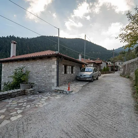Maisonette Korfes-κορφές-μ δύο αυτόνομοι όρoφοι της βίλας κορφές για οικογένειες και μικρές παρέες Apartmán Karpenísion