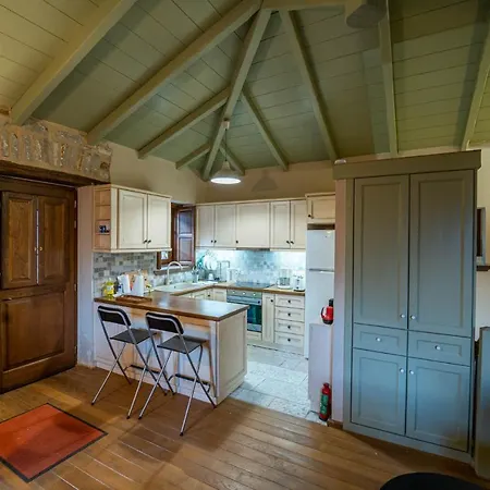 Maisonette Korfes-κορφές δύο αυτόνομοι όρoφοι για οικογένειες και μικρές παρέες Karpenísion