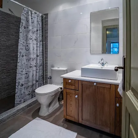 Maisonette Korfes-κορφές-μ δύο αυτόνομοι όρoφοι της βίλας κορφές για οικογένειες και μικρές παρέες Apartmán Karpenísion