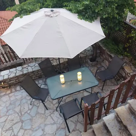 Maisonette Korfes-δύο αυτόνομοι όροφοι πέτρινης βίλας Lejlighed Karpenísion